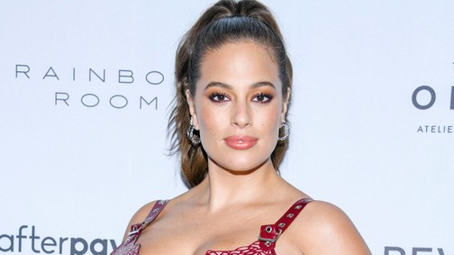 A várandós plus size sztármodell latexben parádézott a vörös szőnyegen