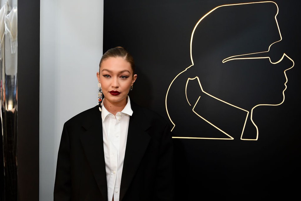 Gigi Hadid topmodell Karl Lagerfeld logóvá vált sziluettrajzával