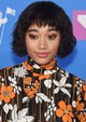 Amandla Stenberg narancssárga metálfényű szemsminkje csodálatos összhangot alkotott ruhájával