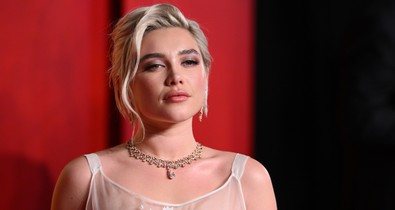 Florence Pugh drámai pucérruhája láttán eláll a lélegzeted, áttetsző darabban vonult végig a kifutón