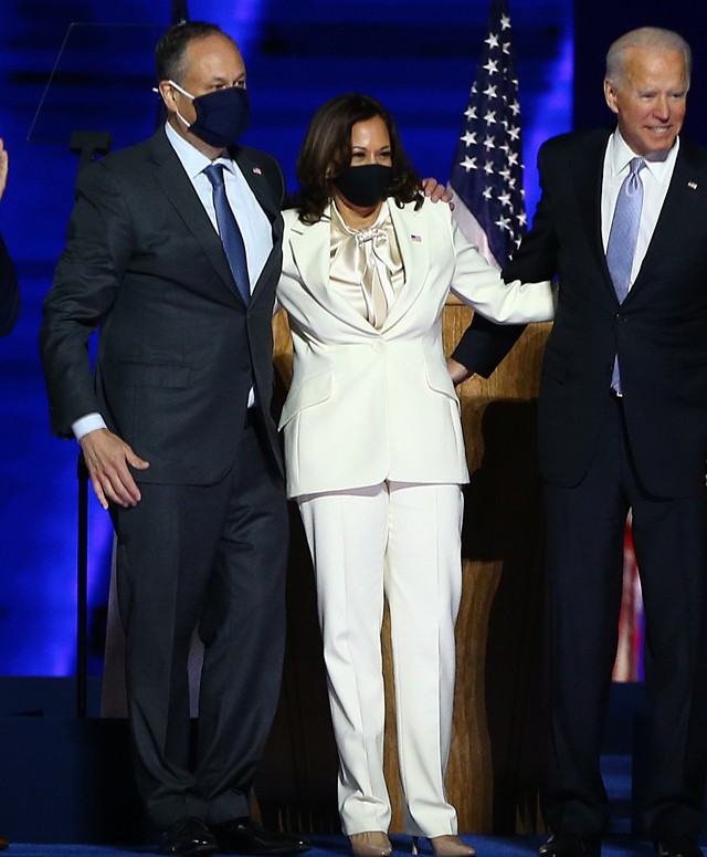 Ruhákba rejtett üzenetek:  itt a kincses térkép Kamala Harris, Dr. Jill Biden és Melania Trump szettjeihez