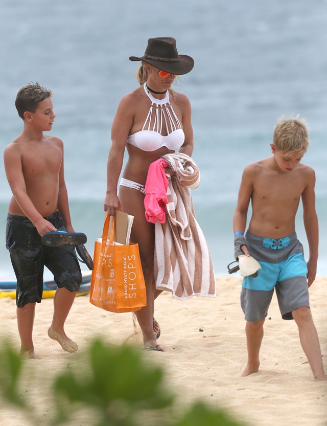 britney spears, britney spears bikini, britney spears hawaii, make me, britney spears video