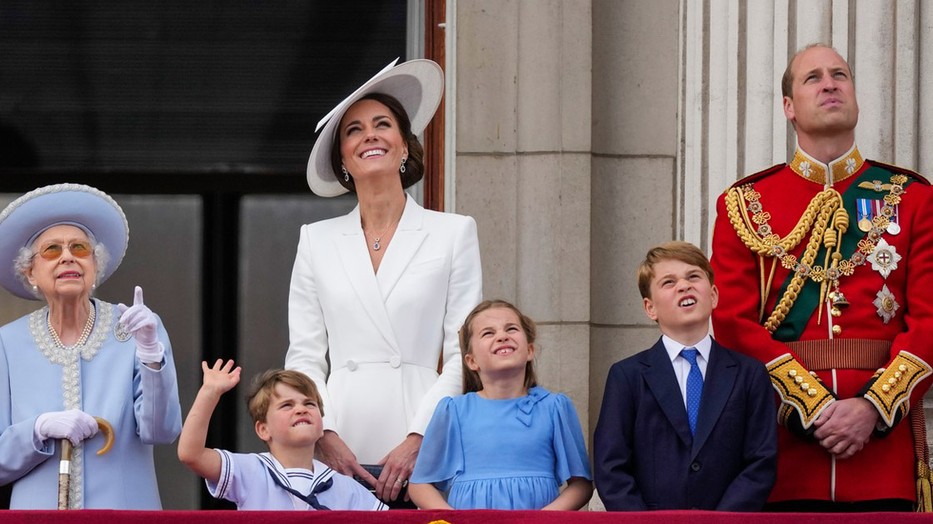  A királyi család nézi az ünnepi légi parádét a platina jubileumon