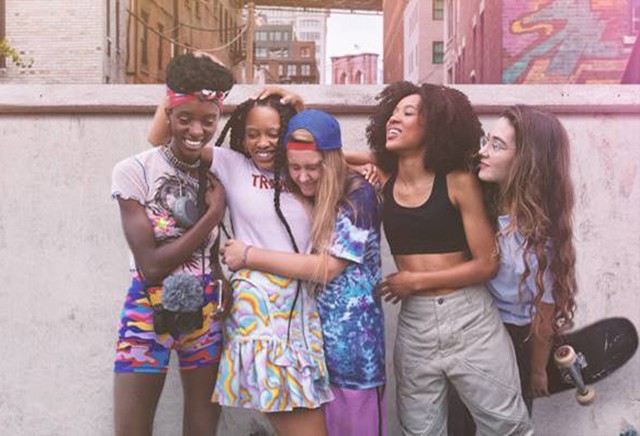 Kúl gördeszkás csajok veszik be New York utcáit az új kedvenc sorozatodban