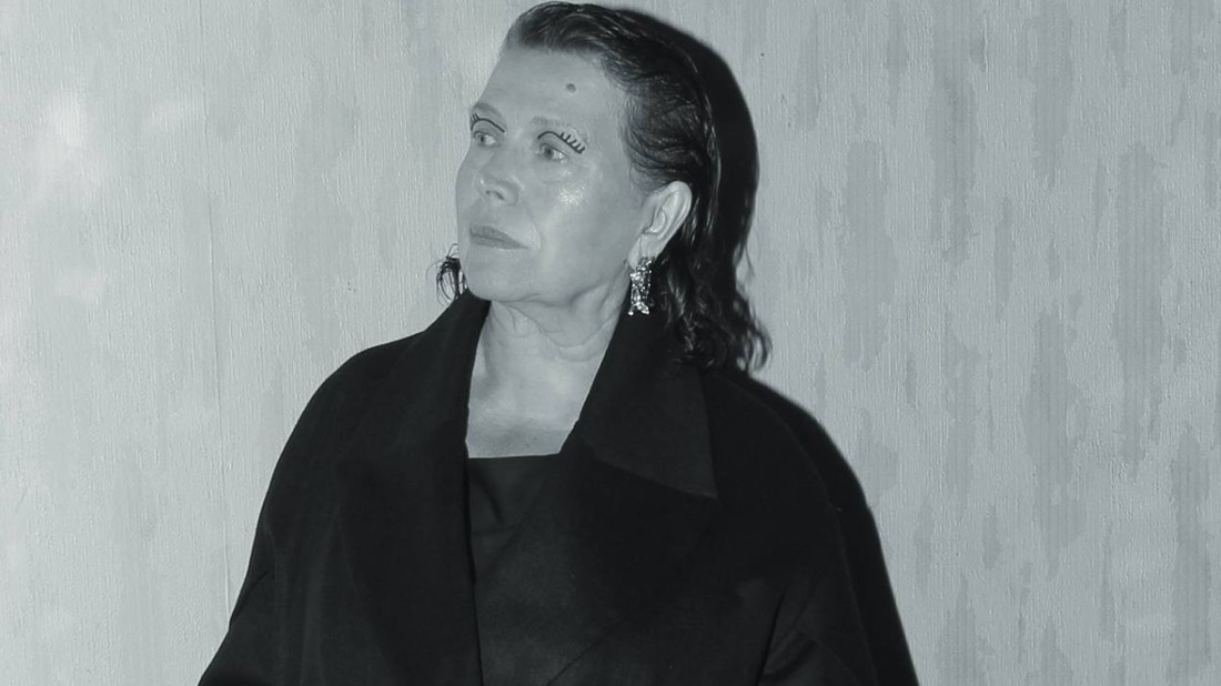 Ladik Katalin gyerekkora óta tudta, hogy többre vágyik, és kezdetben autodidakta módon fejlesztette magát/Szövetkabát KATA SZEGEDI | Felső THE FOUR