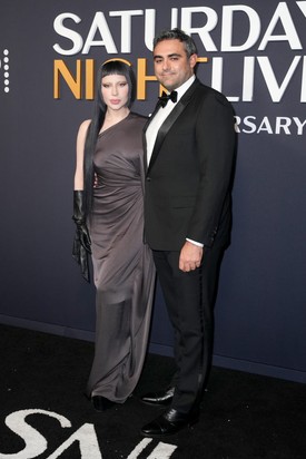 Lady Gaga szintén a szerelmével, Michael Polansky-val érkezett. Míg az énekesnő sötétszürke estélyiben és bőrkesztyűben, addig vőlegénye szmokingban feszített a kameráknak.  