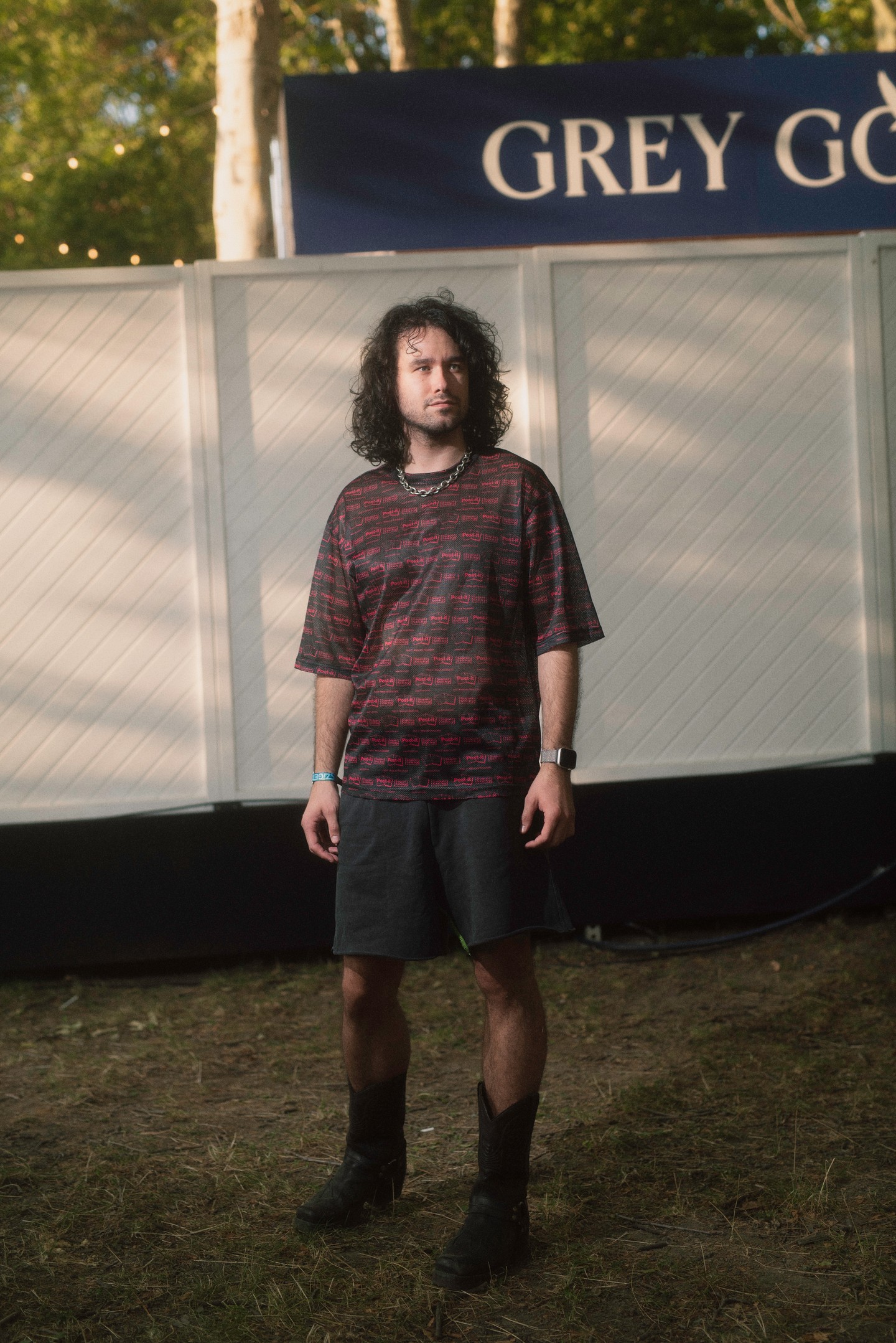 Egy csipetnyi merészség van ebben a drak hangulatú szettben. Az oversized póló a modern városi divat kényelmes vonalát képviseli, amit tovább erősít a bermuda. A western csizma karakteres csavart hoz a megjelenésbe.