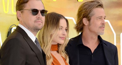 Margot Robbie gyönyörű, de hiába ha ott áll mellette a két legsármosabb férfi, Brad és Leo