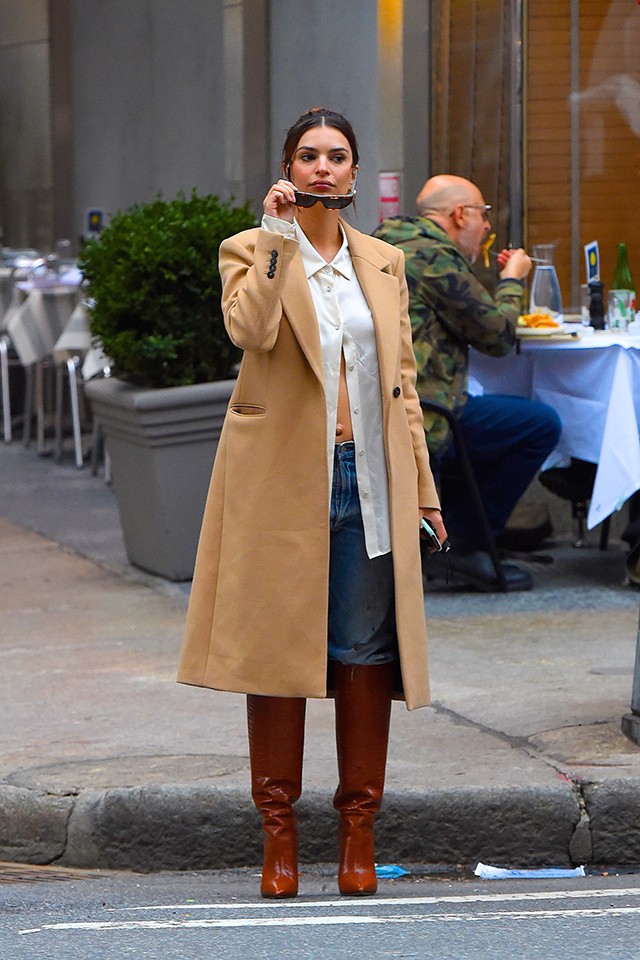 Emily Ratajkowski teljesen váratlan módon mutatta meg a kerek pocakját