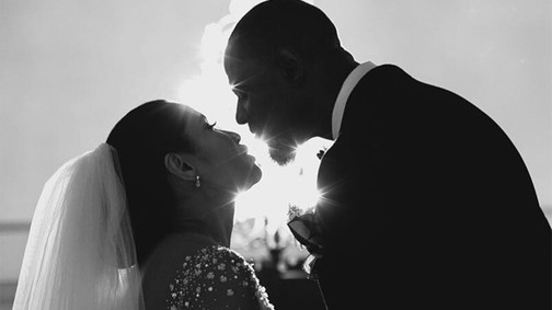 Az év legdöbbenetesebb menyasszonyi ruhája teljesen átlátszó és 50 ezer Swarovski kristály díszíti