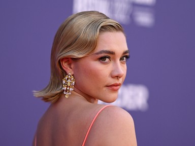 Florence Pugh átlátszó ruhában uralta a vörös szőnyeget