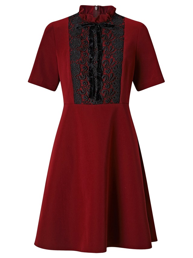 Hímzett kisruha: Igazi jókislányos darab, mégis nagyon érzéki a mélybordó színével és a különleges csipkerátéttel. F&F 8590 Ft