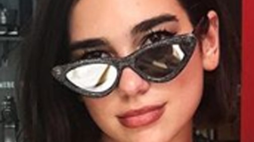 Dua Lipa legmenőbb nyári darabja egy Nanushka felső