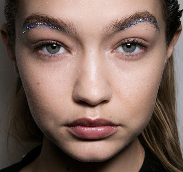 szemöldök, sminkelés, giambattista valli, make up, trend, smink, sminkelési trend