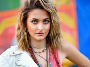 Teljes stílusváltás: Paris Jackson sosem volt még olyan nőies, mint ebben a miniruhában