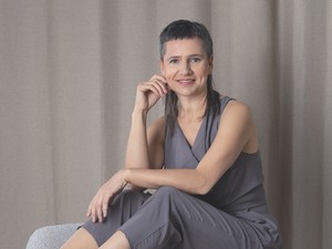 A kortárs táncelőadásoknál nagyjából megszoktuk a színpadi meztelenséget, de ebben a sorozatban a néző is felvállalja a maga meztelenségét