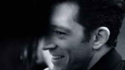 Vincent Cassel Mihalik Enikővel csókolózik