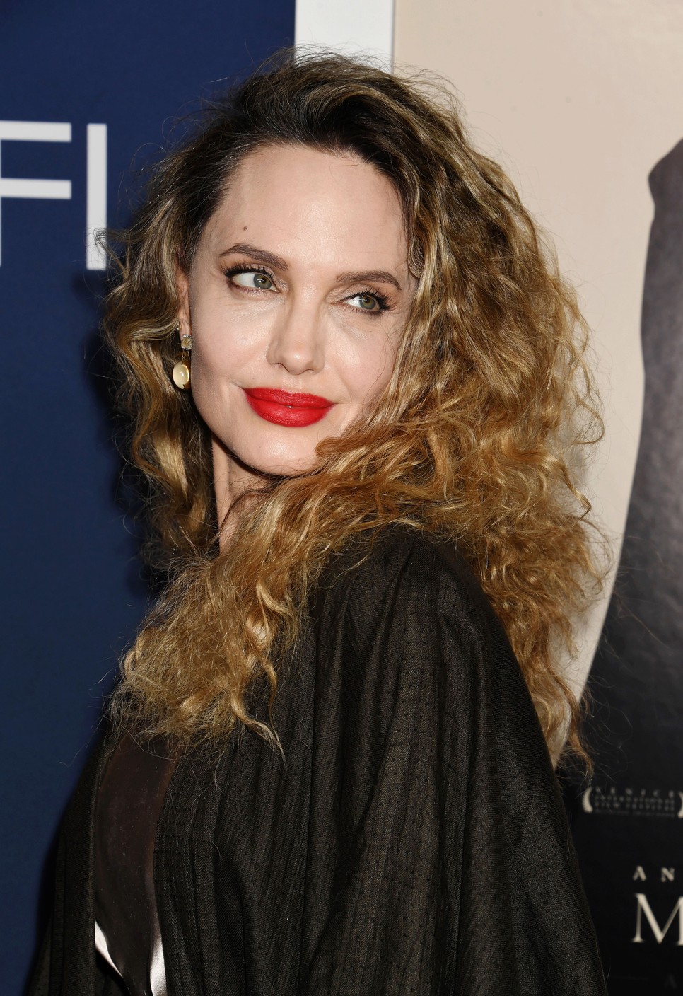 Angelina Jolie-nak a hullámos fazon is elképesztően jól áll