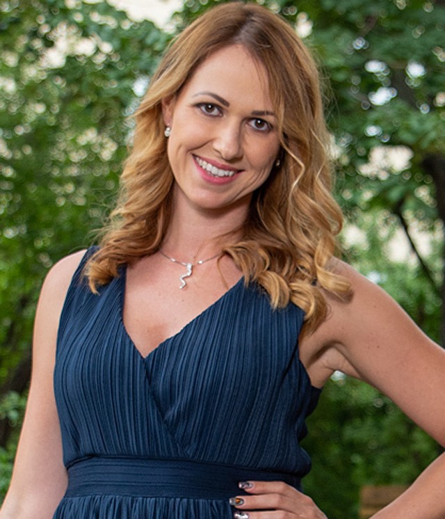 Abonyi Orsi a Ti segítségeteket kéri: szerintetek a holnapi esküvőre jó lesz ez a kismama-ruha?