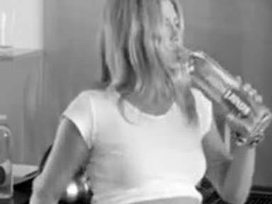 Jennifer Aniston terhes és parókát hord