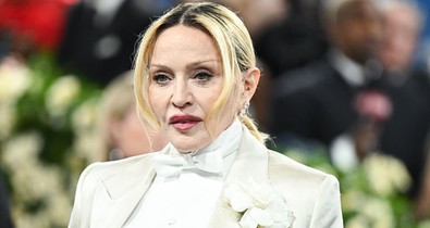 A 67 éves Madonna meztelenruhában érkezett a párizsi divathétre, óriási feltűnést keltett