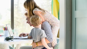 A férfiakat nem az zavarja, ha a nő dolgozik, csak az a fontos, hogy ebből fakadóan nekik ne kelljen nagyobb részt vállalni a gyereknevelésből vagy a háztartásból