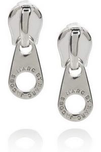 Marc Jacobs multifunkciós kütyüje egy cipzár húzókája, lehet kitűző, de akár fülbevaló is.