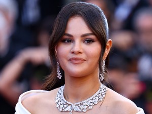 Selena Gomez zokogásban tört ki, miután megtudta a döbbenetes hírt, a színésznő új videóján nem győzi törölgetni a könnyeit