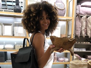 Bianca minimalista szettben indult a beszerző körútra