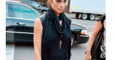 Vadítóan dögös szerelésben, kiszőkített hajjal a vámpírlány