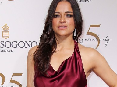 Michelle Rodriguez melle külön életet él a vörös szőnyegen!