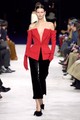 Balmain FW23 – A peplum felsők bizony ismét meghódították a divatvilágot, a 2000-es évek trendje azonban szerencsére előnyösen nőies csavarral tért vissza.
