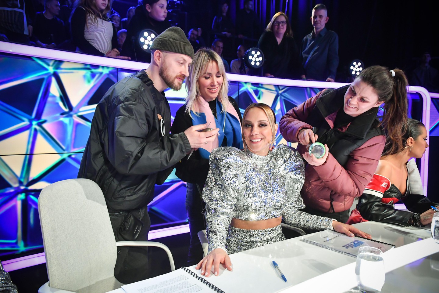 Ramóna megjelenése sok ember keze munkáját dicséri