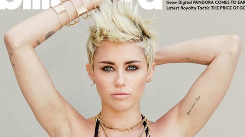 Mélyen dekoltált fürdőruhában Miley Cyrus