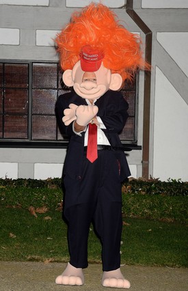 Orlando Bloom pedig a felfújtfejű bohóc Donald Trump szerepébe bújt.