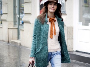 Takács Nóra kalapban kezdi a hétfőt