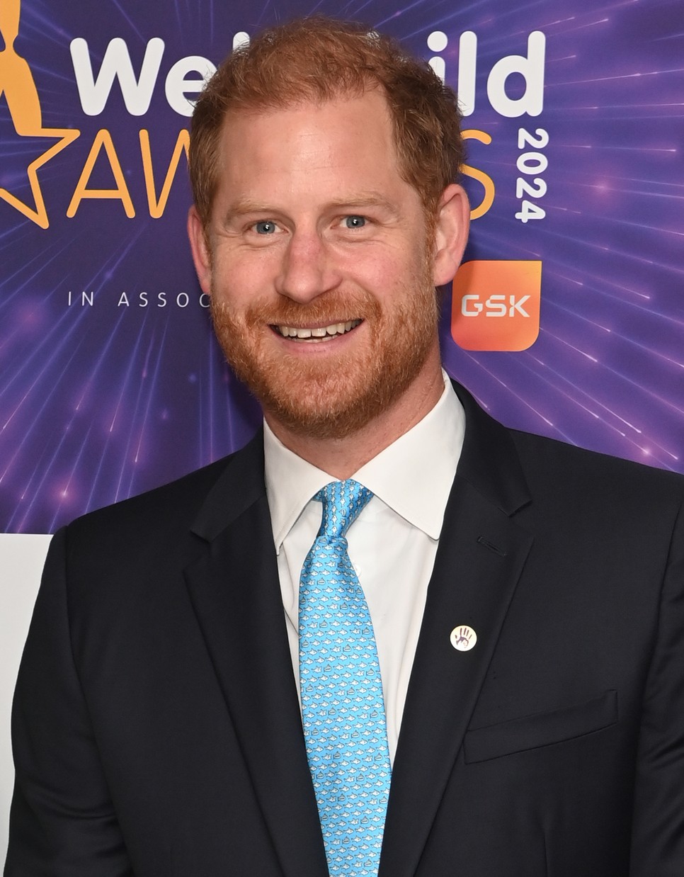 Harry herceg egy kék, halas nyakkendőt viselt