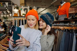 Aranykorát éli a használt ruhák világa, tombol a pre loved forradalom, a Z generáció diktálja a trendeket