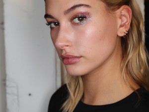 Hailey Bieber ismét ráérzett, hogy milyen lesz a tökéletes tavaszi szett