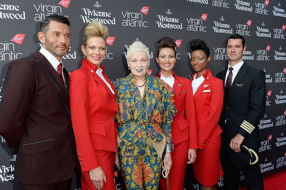 Vivien Westwood a Virgin Airlines légiutaskísérőivel