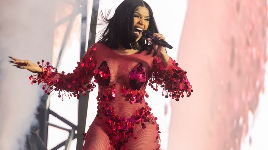 Cardi B hozzávágta a mikrofonját egy rajongóhoz, nyomós oka volt rá