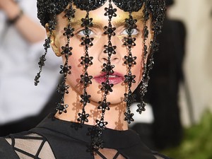 Cara Delevingne ruhája olyan, mint egy középkori kínzóeszköz, de a részletei gyönyörűek!