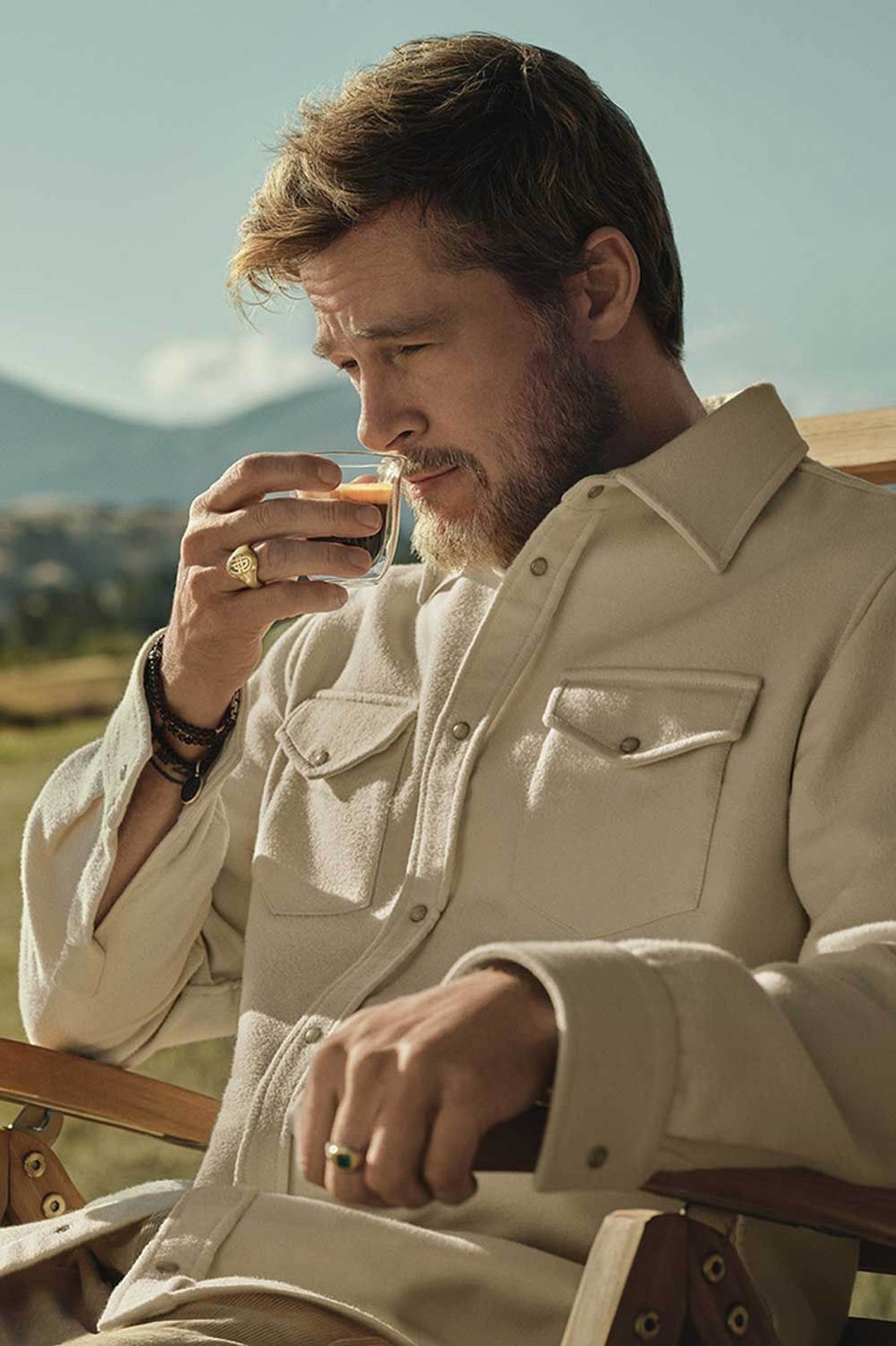 A kávéreklámban Brad Pitt azokat az ékszereket viseli, amelyek