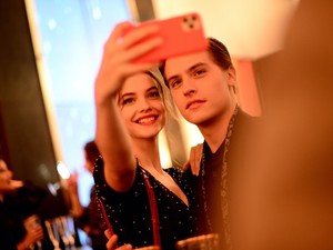 Nyugi, nem fojtja meg! Palvin Barbi szexin húzogatja Dylan Sprouse nyakkendőjét Milánóban