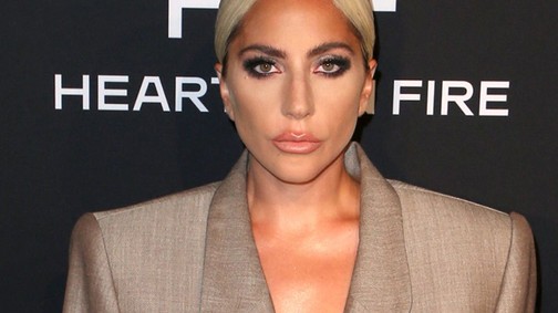 Lady Gaga Kim Kardashian és egy lecsúszott üzletember keveréke ebben a szettben