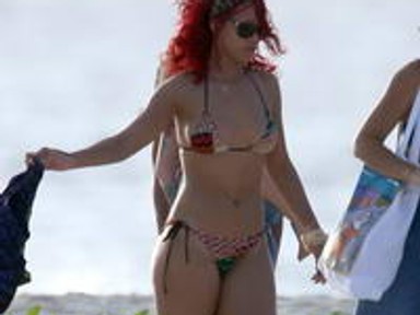 Falatnyi bikiniben strandolt Rihanna