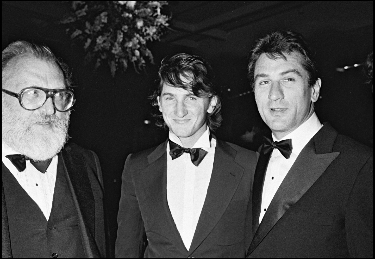 A Volt egyszer egy Amerika bemutatója nemcsak filmtörténeti mérföldkő, hanem egy érzelmekkel teli korszak lenyomata is. De Niro elegáns, magabiztos kiállása itt már a sztár státuszát tükrözi, Sergio Leone pedig végleg beírta magát a rendezői panteonba. Sean Penn pedig egy szintén fényesen ragyogó ígéretes filmcsillag.