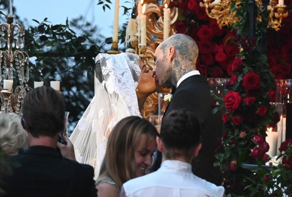  Az első hitvesi csók: Kourtney Kardashian és Travis Barker