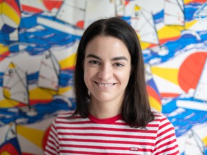 Akvarell anyósnyelv, végtelenbe kígyózó metrólépcsők, kockás abroszos kantin asztal – Balázs Viola mintatervezővel beszélgettünk