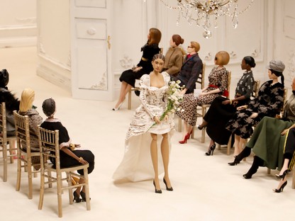 Jeremy Scott marionett bábukon mutatta be legújabb Moschino kollekcióját